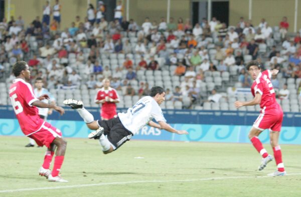 Argentina vs Tunisie<br /> TEVEZ Carlos scoring 1st goal<br /> Group: C<br /> Patra<br /> 14 Augouste 2004<br /> HALFTIME: aRGENTINA WON 1-0<br />