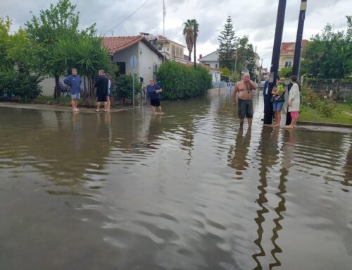 Πλημμύρισαν δρόμοι και σπίτια στο Μεσολόγγι από τη συνεχιζόμενη βροχόπτωση