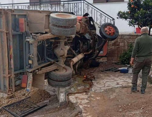 Μικρό φορτηγό “τούμπαρε” σε αυλή σπιτιού στην Κατούνα