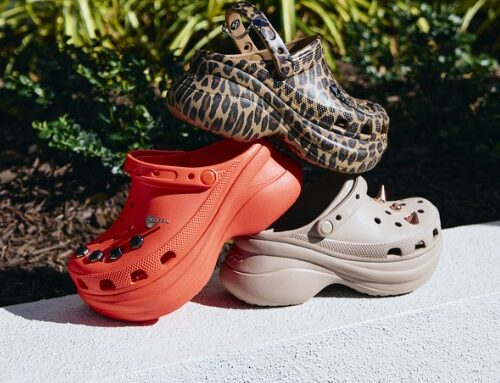 Πέρα από την Παραλία: Γιατί οι Σαγιονάρες Crocs Είναι το Απόλυτο Υπόδημα του Καλοκαιριού
