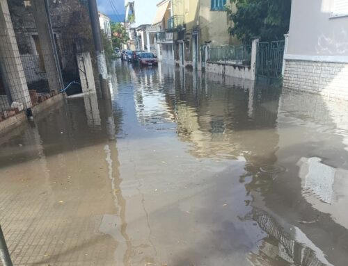 Πλημμυρισμένοι δρόμοι και προβλήματα από την απογευματινή νεροποντή στο Μεσολόγγι