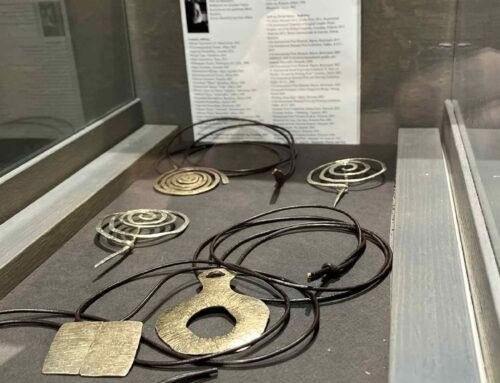 Κοσμήματα του Μεσολογγίτη εικαστικού Απόστολου Κούστα στο πωλητήριο του Εθνικού Αρχαιολογικού Μουσείου