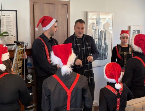 Χριστουγεννιάτικες νότες από τη Φιλαρμονική «Ιωσήφ Ρωγών» στο Δημαρχείο Μεσολογγίου