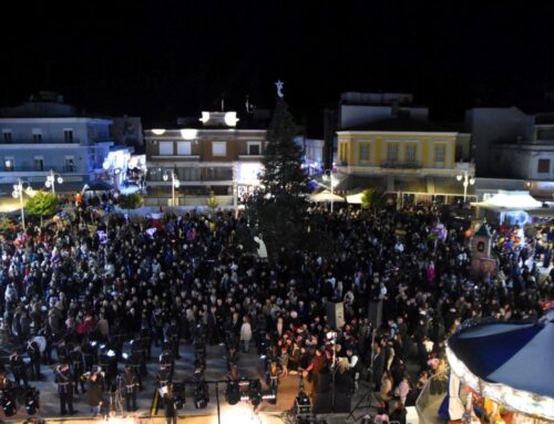 Σε εορταστική ατμόσφαιρα και με πολύ κόσμο η φωταγώγηση του χριστουγεννιάτικου δέντρου στο Μεσολόγγι