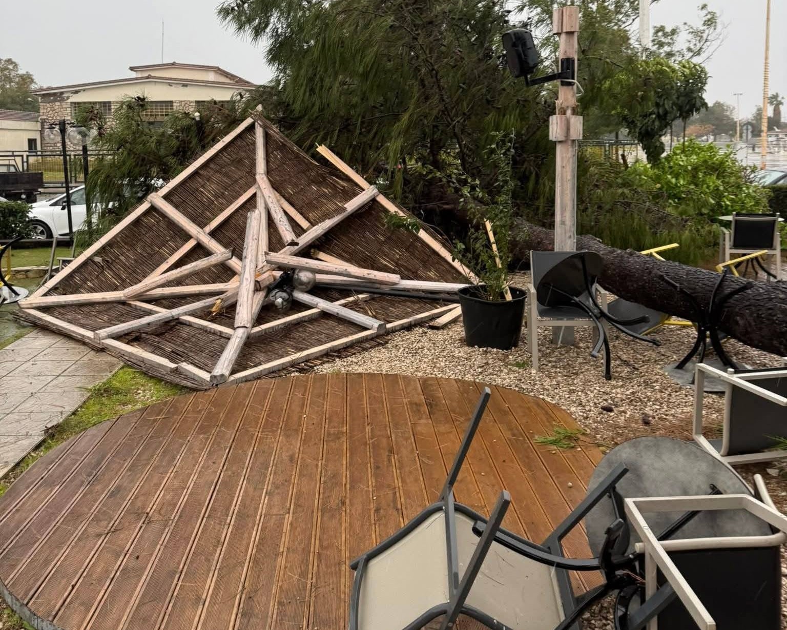 Ζημιές στο λιμάνι Μεσολογγίου από ανεμοστρόβιλο με πεσμένες μεταλλικές κατασκευές και δέντρα