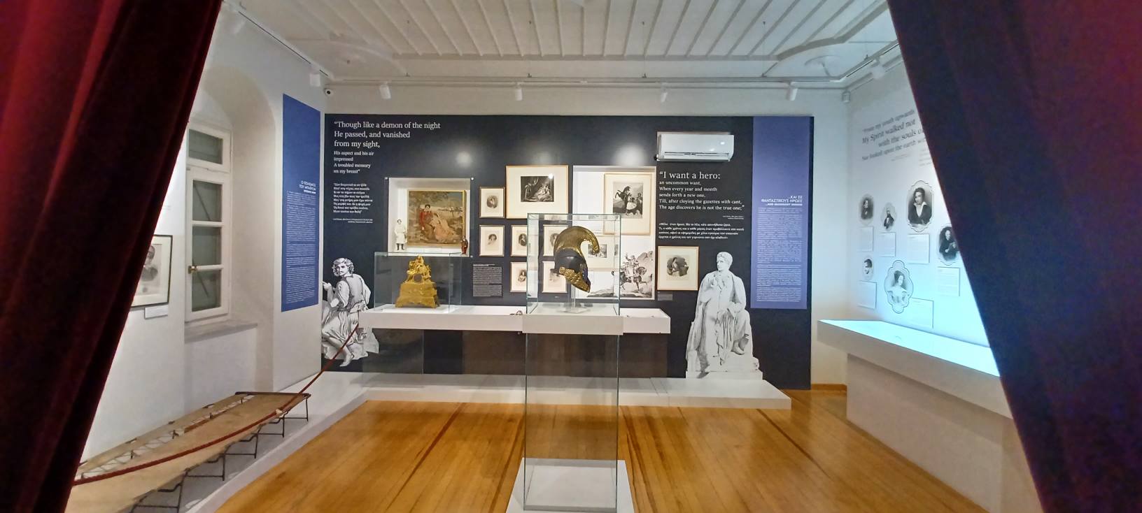 Η εσωτερική αίθουσα «Ο Μπάιρον και η Ελλάδα» στο Βυρώνειο κτήριο της Βυρωνικής Εταιρείας Ιεράς Πόλεως Μεσολογγίου