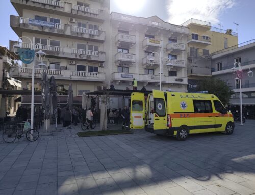 Μεσολόγγι: Επιχείρηση Πυροσβεστικής και ΕΚΑΒ για τη μεταφορά τραυματισμένου εργάτη στην κεντρική πλατεία