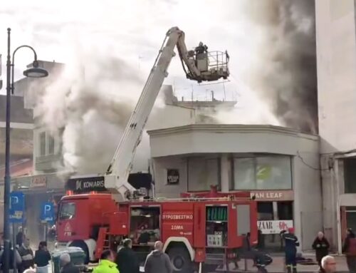 Αγρίνιο: Μεγάλη φωτιά στο κέντρο της πόλης – Καταστήματα στις φλόγες στην οδό Κύπρου (VIDEO)