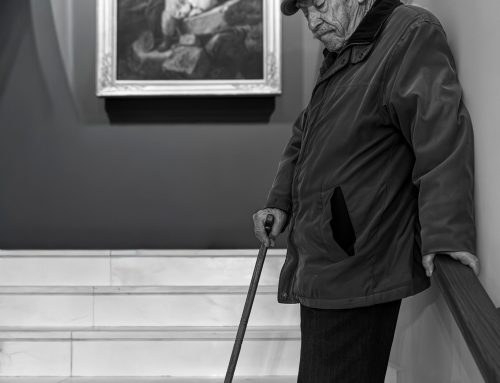 Ο 94χρονος Σπύρος μπροστά στον πίνακα του Ντελακρουά – Μια σιωπηλή στιγμή μνήμης στο Μεσολόγγι