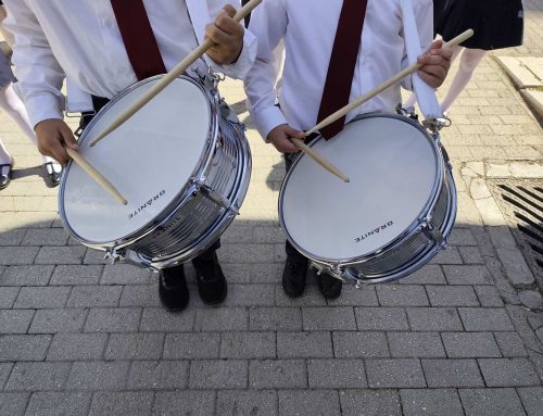 Δωρεά τυμπάνων παρέλασης στο 2ο Δημοτικό Σχολείο Αιτωλικού από τη ΒΙΟΓΥΨ ΚΑΡΒΕΛΗΣ Α.Ε.