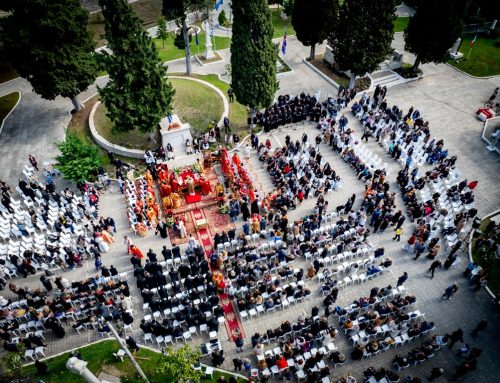 Δέος στον Κήπο των Ηρώων: Η πρώτη Αναστάσιμη Θεία Λειτουργία μπροστά στον Τύμβο των Εξοδιτών στο Μεσολόγγι