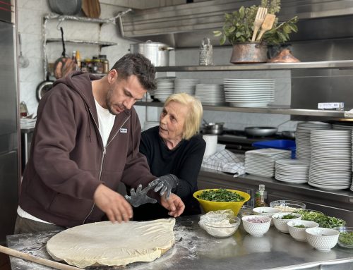 Ο Άκης Πετρετζίκης ανακαλύπτει τις γεύσεις Αγρινίου και Αμφιλοχίας στο νέο επεισόδιο του «Akis’ Food Tour»