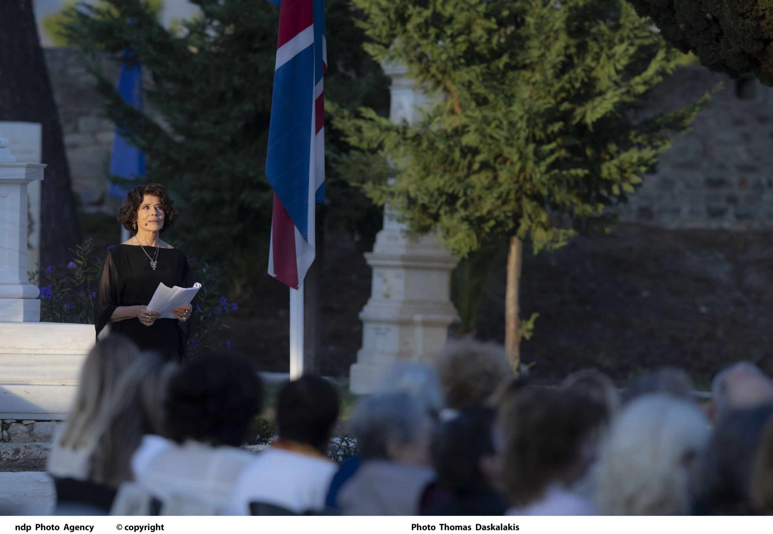 Η Φανί Αρντάν στον Κήπο των Ηρώων στο Μεσολόγγι, στην επετειακή εκδήλωση για τα 200 χρόνια από την Έξοδο.